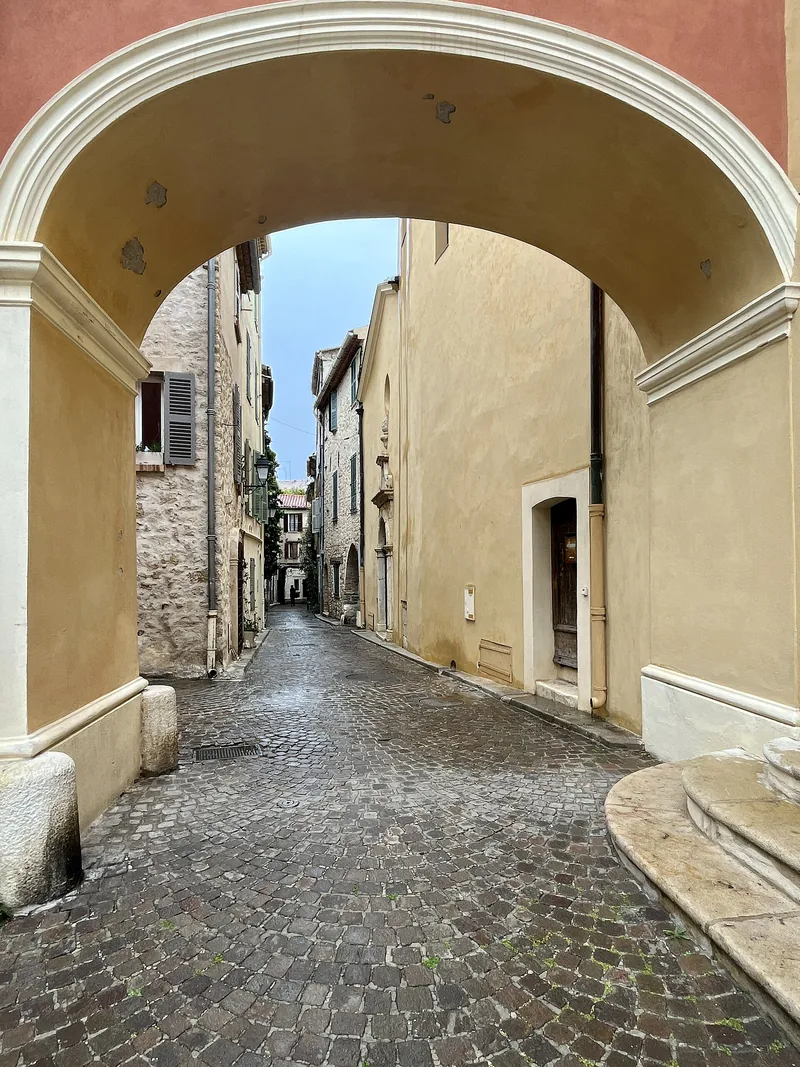 The Rue Saint-Esprit in Vieil Antibes