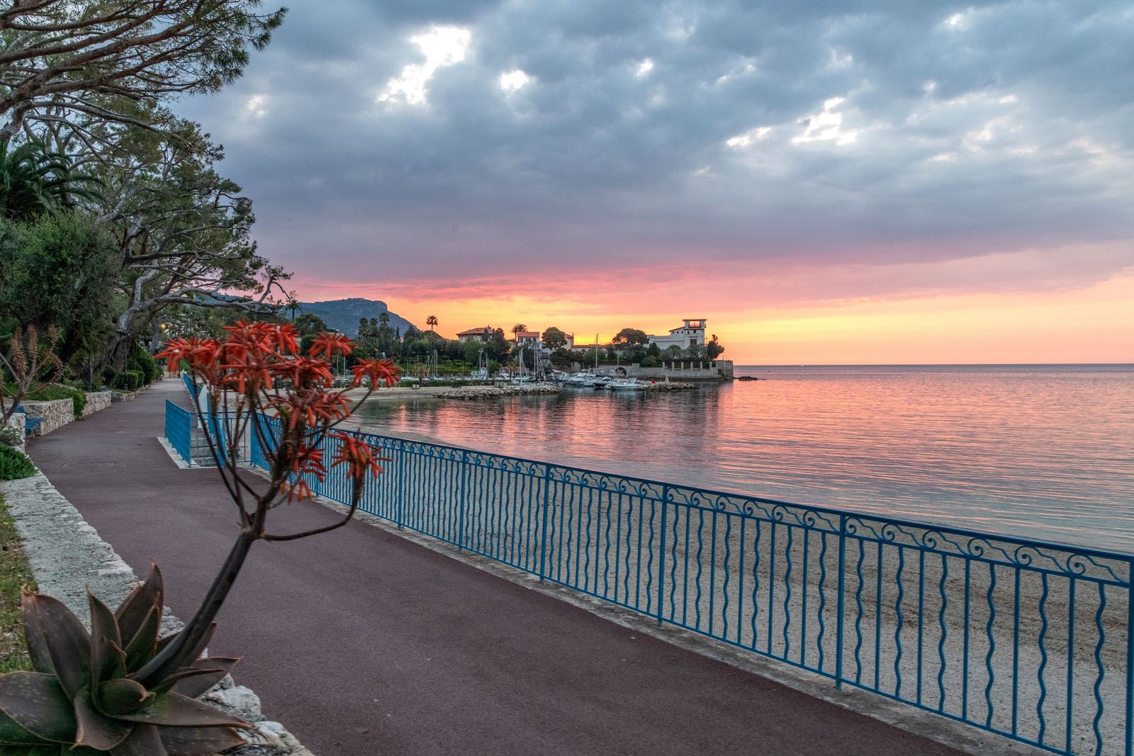 Sunrise over the Baie des Fourmis at Beaulieu-sur-Mer, seen from the seafront promenade