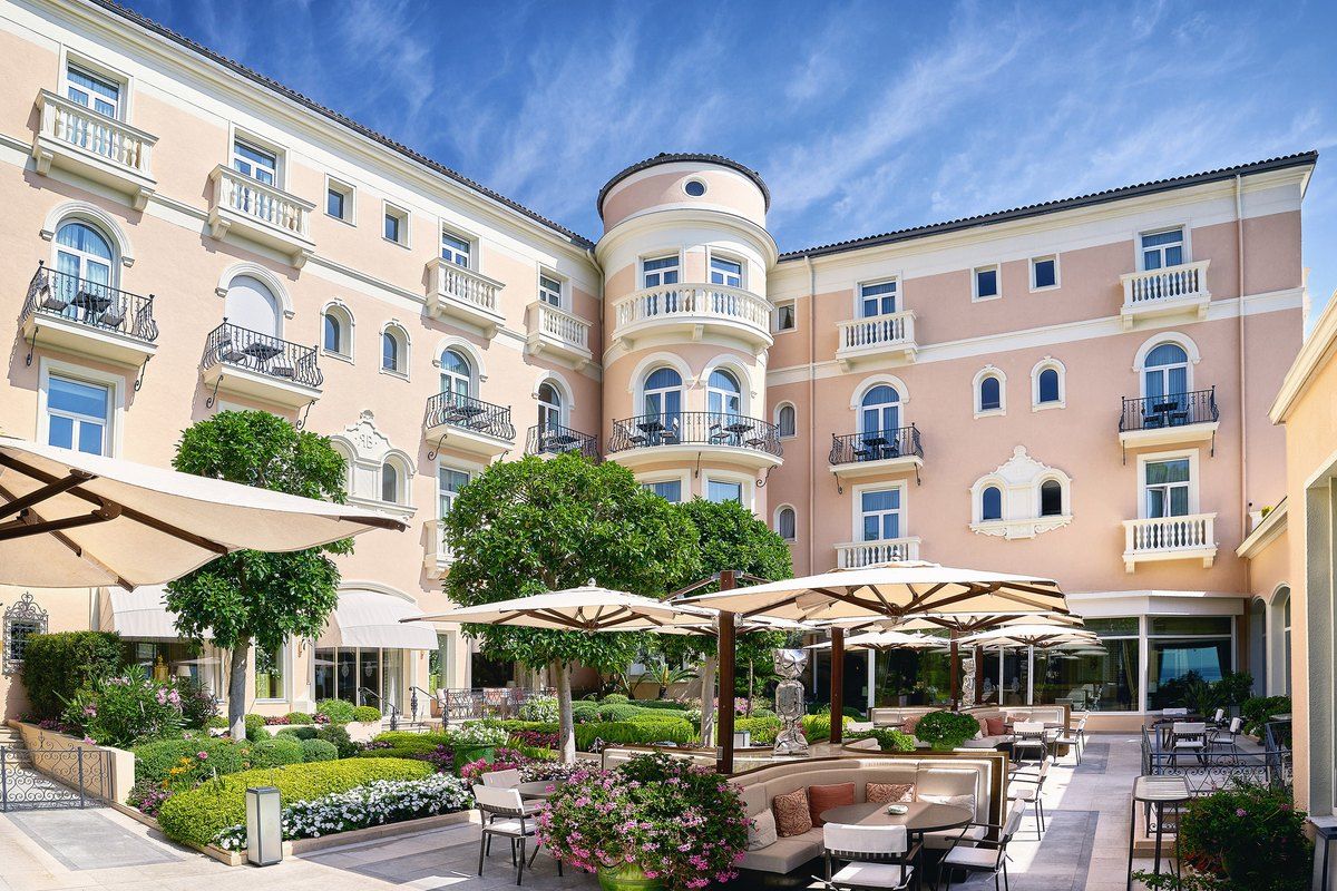 The patio of La Réserve de Beaulieu, home of the Lounge Bar Gordon Bennett