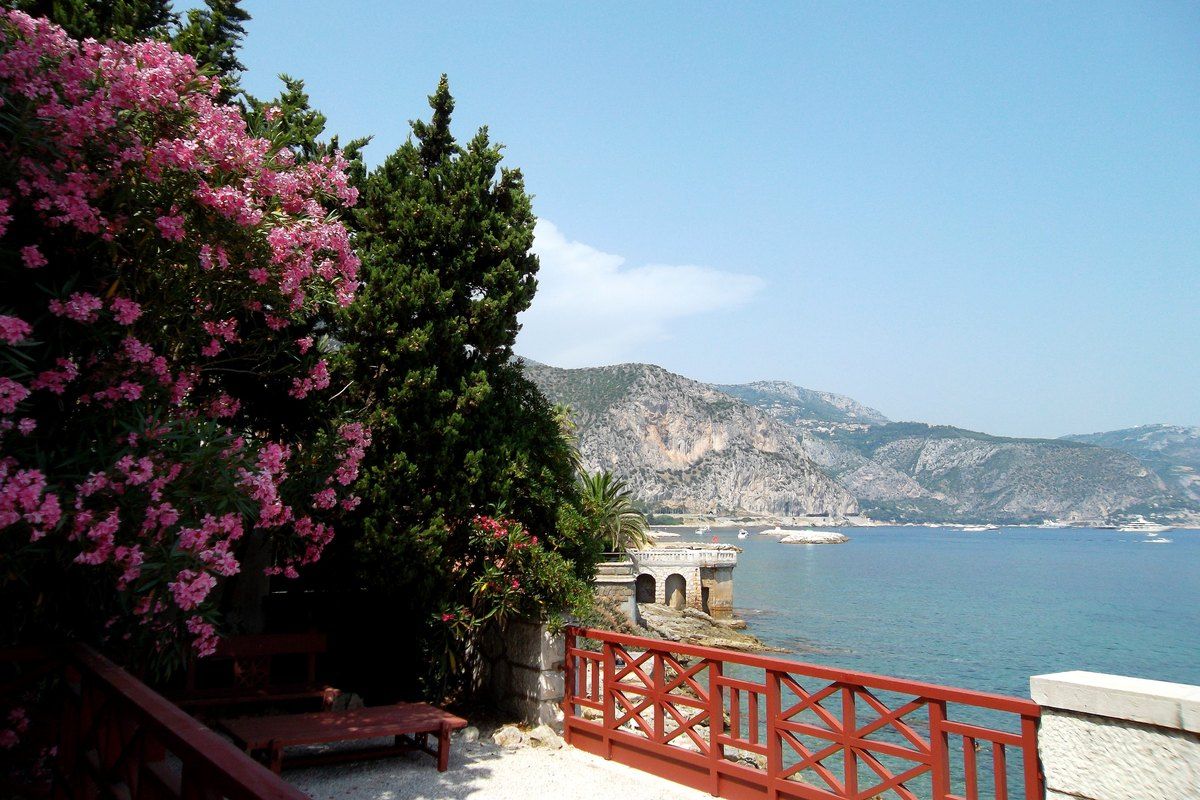 The Villa Kérylos and its garden on the Baie des Fourmis, start of the Isthme de Saint-Jean walk
