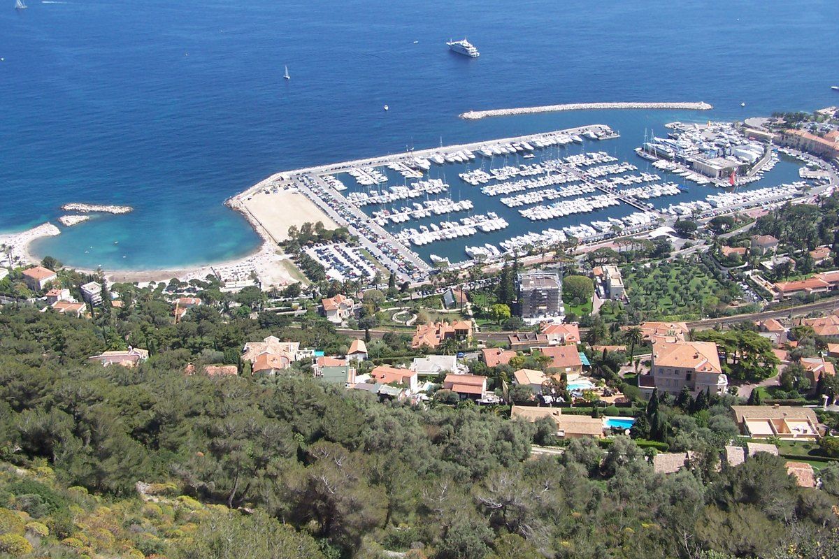 The marina of Beaulieu-sur-Mer under the cliffs