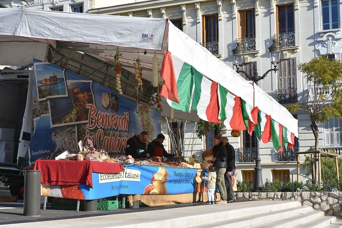 Stalls of the Italian market on place Marinoni, Beaulieu-sur-Mer