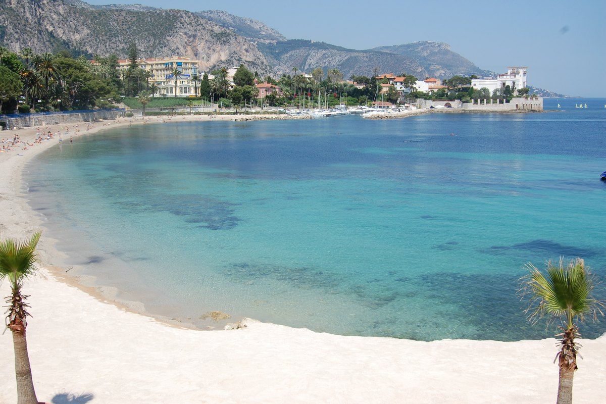 Plage de la Baie des Fourmis at Beaulieu-sur-Mer, with the Villa Kérylos in the background