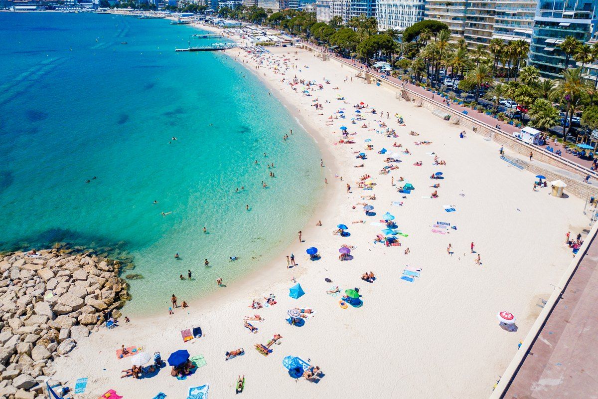 Plage Zamenhof on the Croisette seen from above, a curve of sand and clear turquoise water