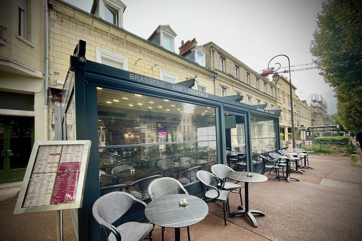 The covered terrace of La Brasserie Cantilienne on avenue du Maréchal Joffre