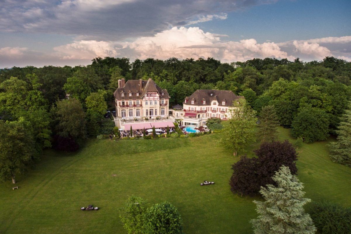 The Château de la Tour at Gouvieux above its wooded park