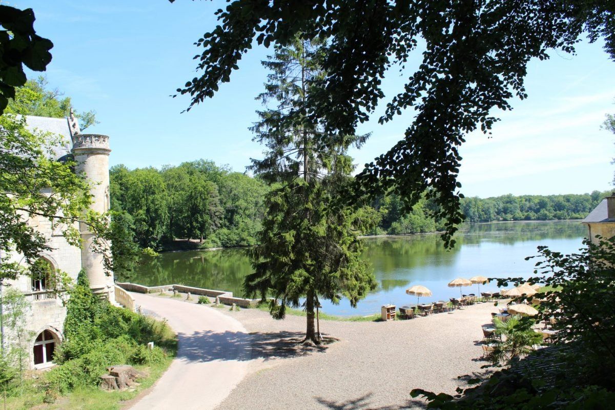 The Château de la Reine Blanche beside the Étangs de Commelles