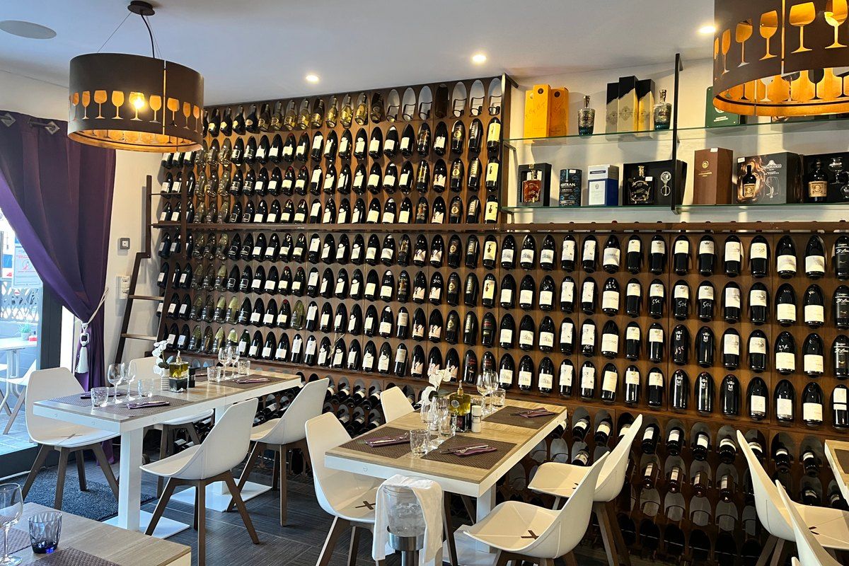 Mets Vins Chics, the wine bar and restaurant on place de la Colette in Èze village