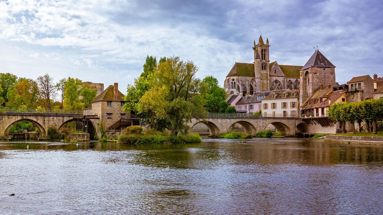 Moret-sur-Loing on the river in autumn