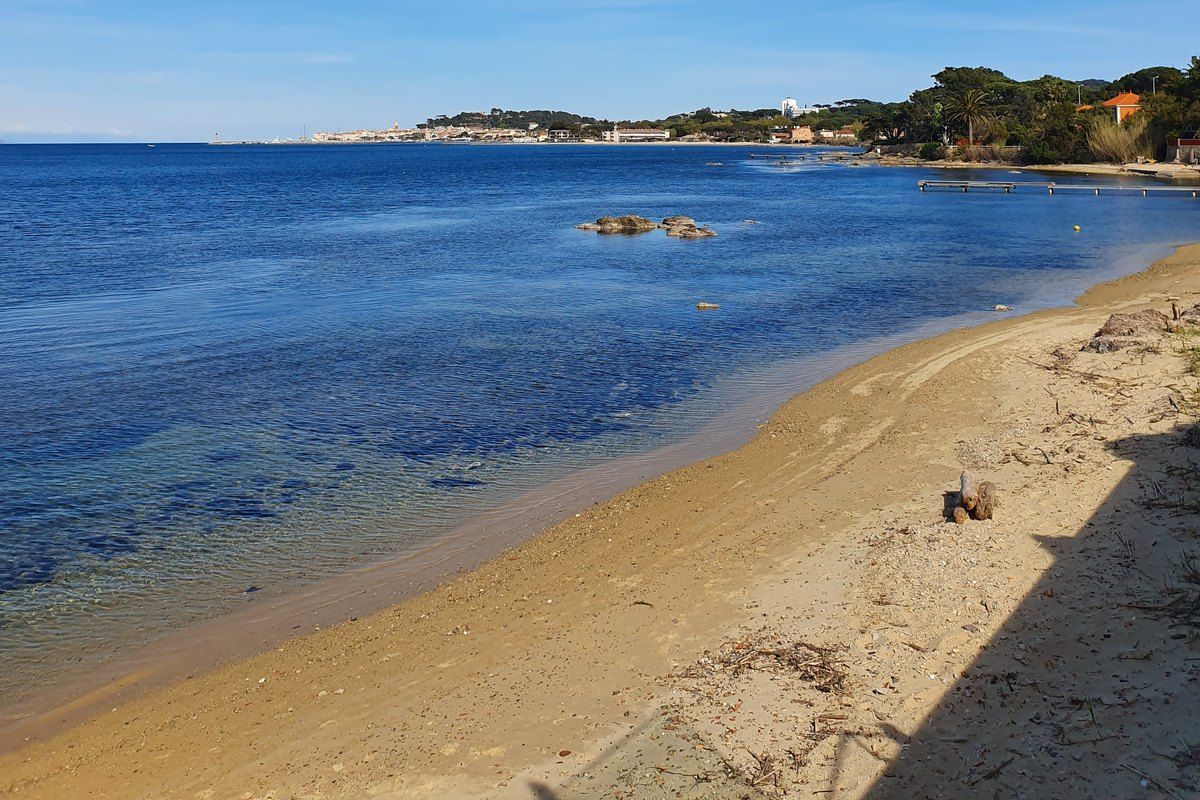 Clear water lapping the small natural Plage du Treizain on the gulf of Saint-Tropez