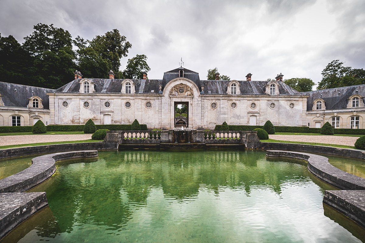The Château de Bizy at Vernon behind its ornamental basin