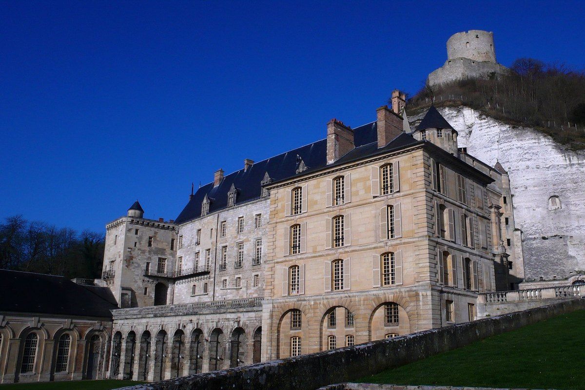 The Château de La Roche-Guyon against its chalk cliff, with the medieval keep on the hilltop