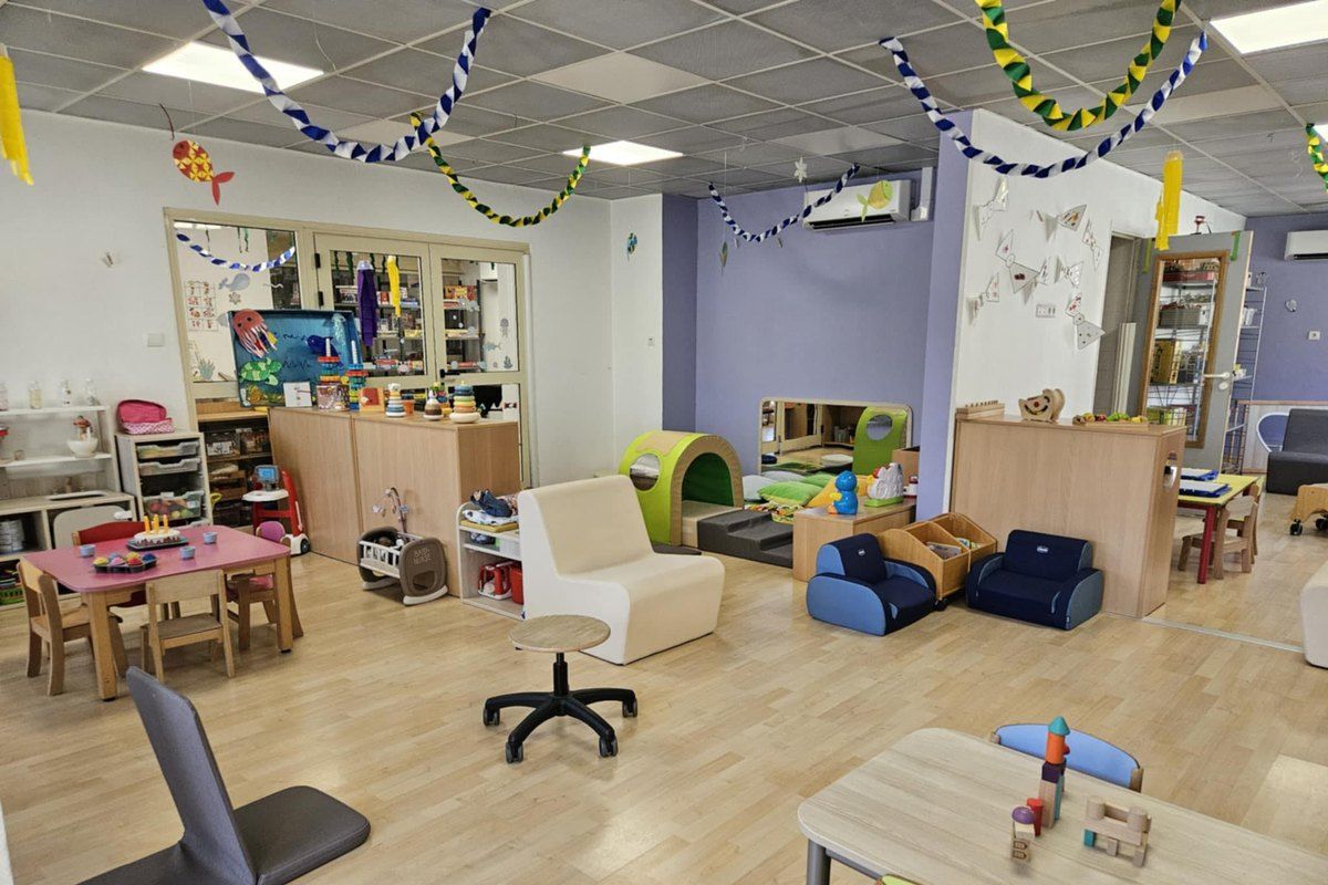 The bright play room of the Ludothèque des Étoiles in Le Cannet, with games shelves and small tables