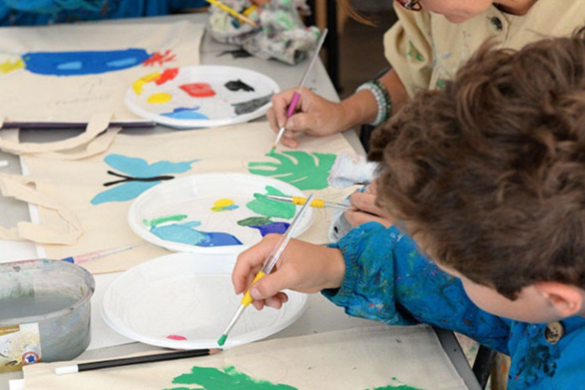 Children painting with palettes at a family workshop in the Musée Bonnard