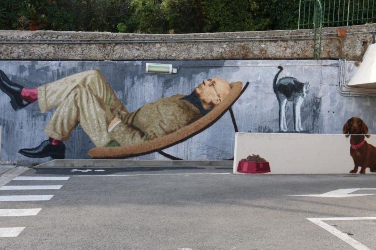 Big Ben's street-art mural of Pierre Bonnard resting on a deckchair with his dog, Parking Saint-Sauveur, Le Cannet