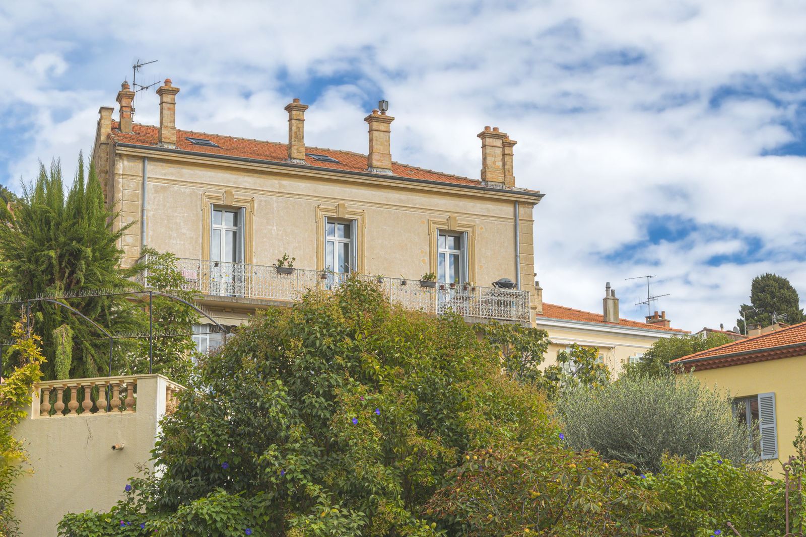 A grand old house above its garden in Le Cannet