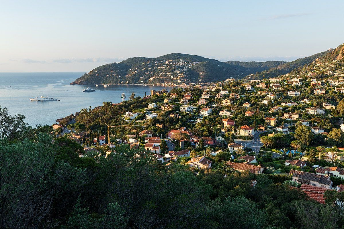 View from Mont San Peyre over the villas of La Napoule to the Estérel coast and the sea