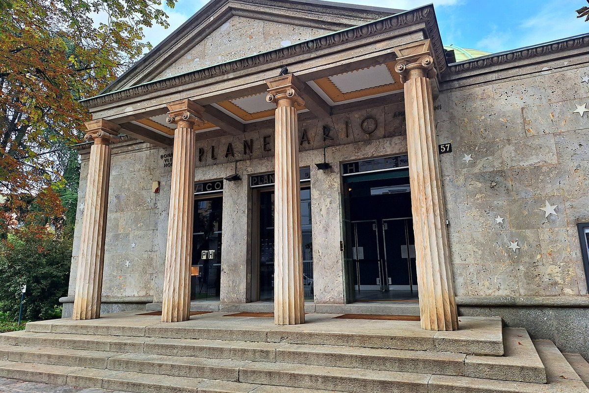 The columned entrance of the Civico Planetario Ulrico Hoepli in the Giardini Indro Montanelli, Milan