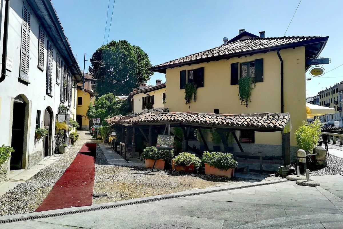 The cobbled Vicolo dei Lavandai and its old washhouse roof beside the Naviglio Grande