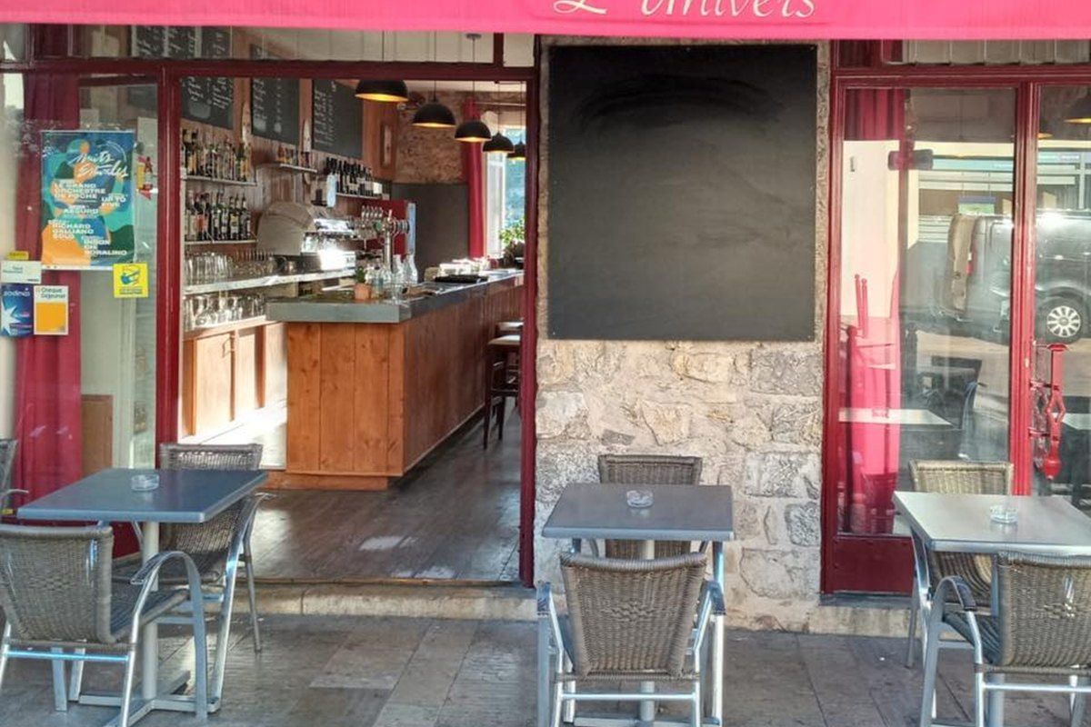The pink awning and pavement tables of the Bar de l'Univers de Dano in Val de Mougins