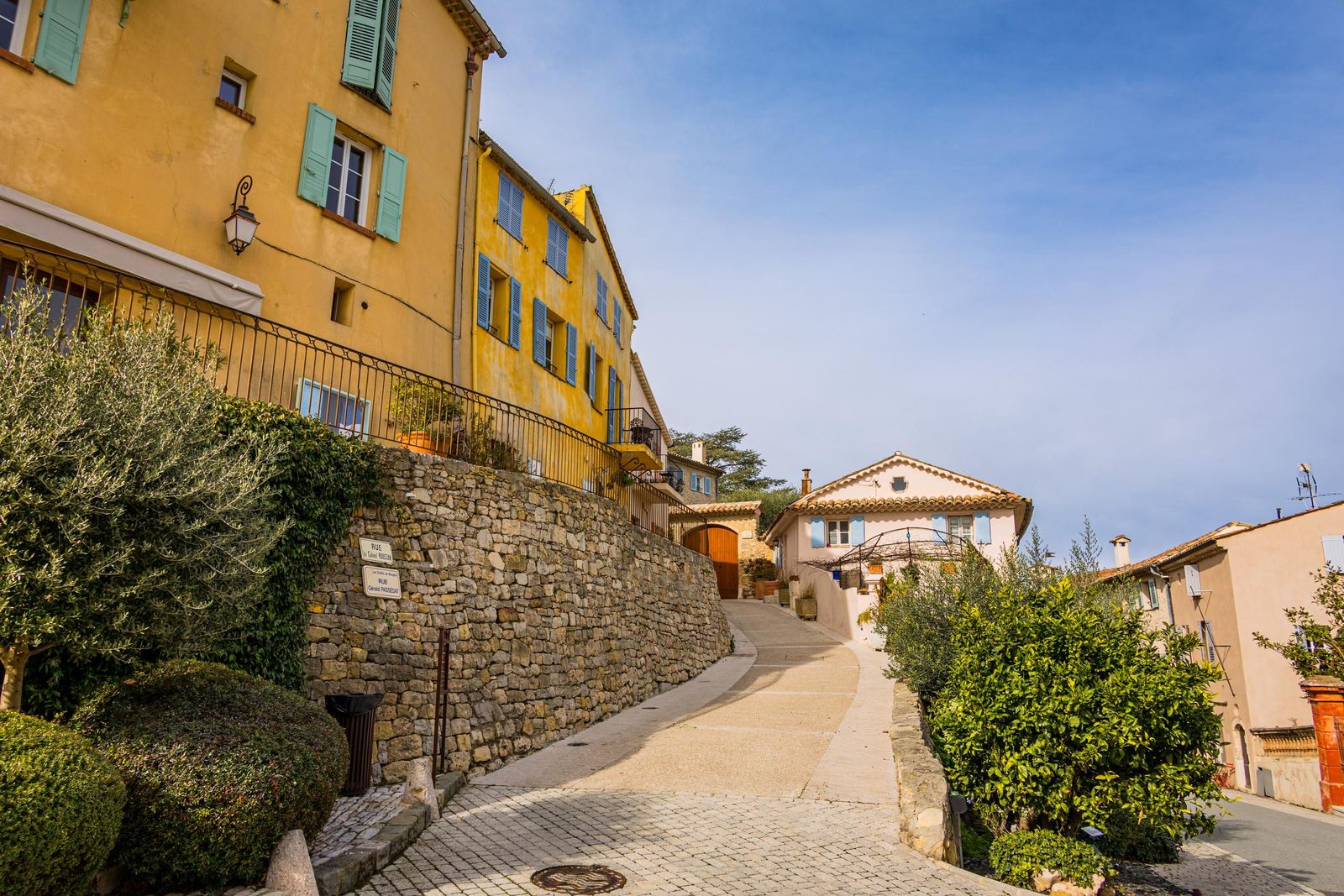 The streets of the old village of Mougins