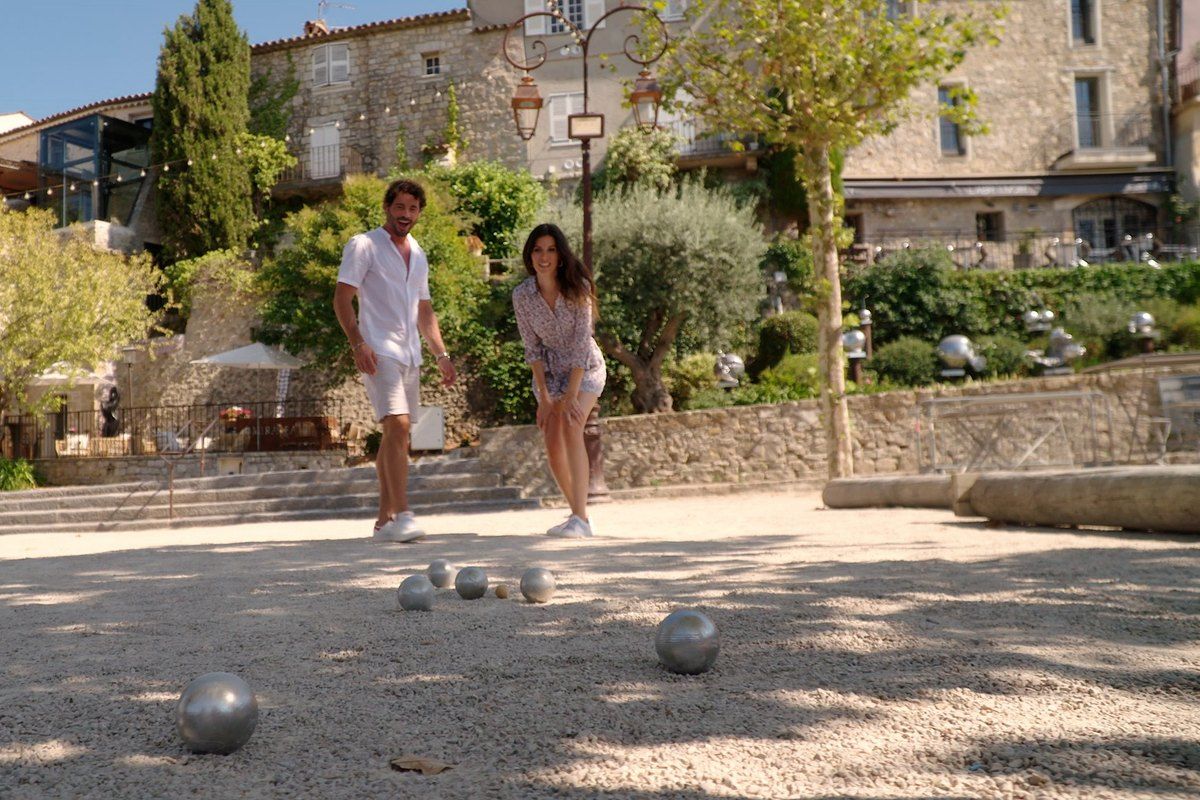 Players throwing boules on the Place des Patriotes in Mougins old village