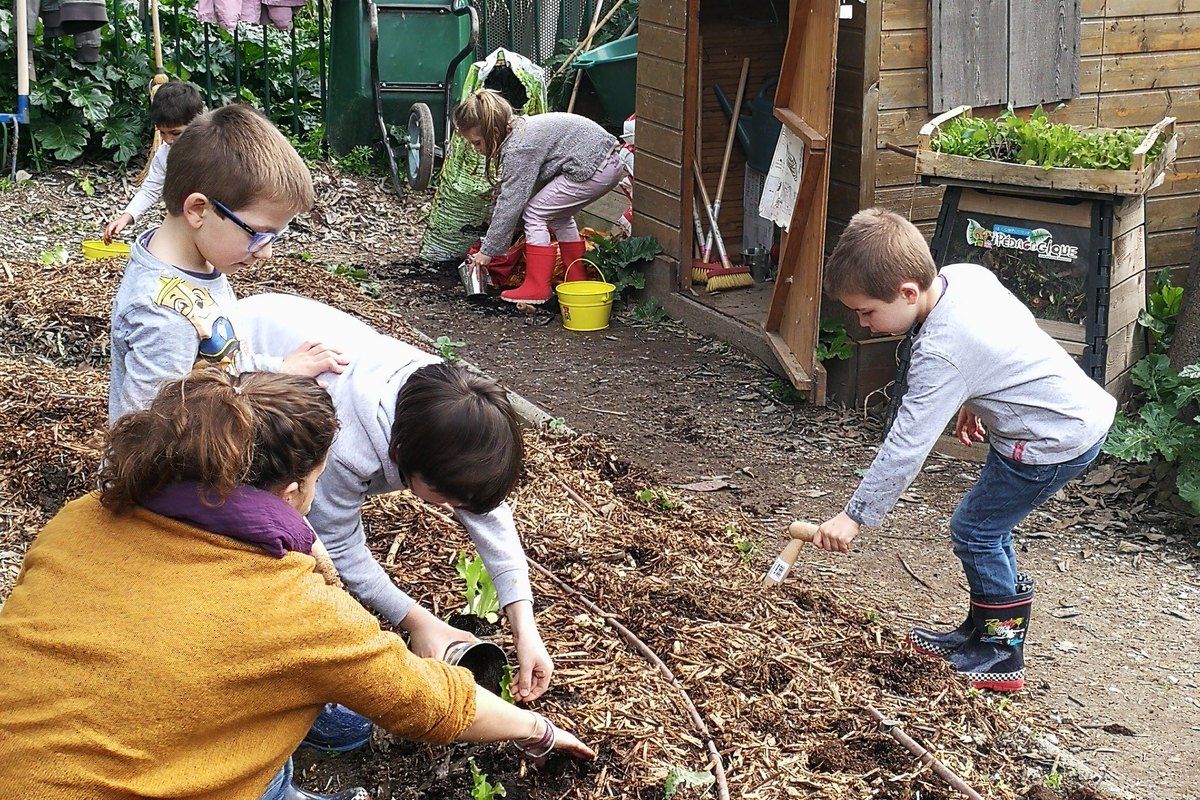 Children gardening in the educational garden of the Maison de l'Environnement, Nice