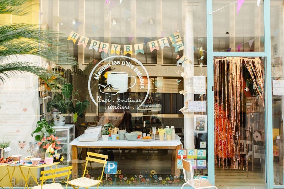 The shopfront of Maman les p'tits bateaux, a pushchair-friendly family café on rue Delille in Nice