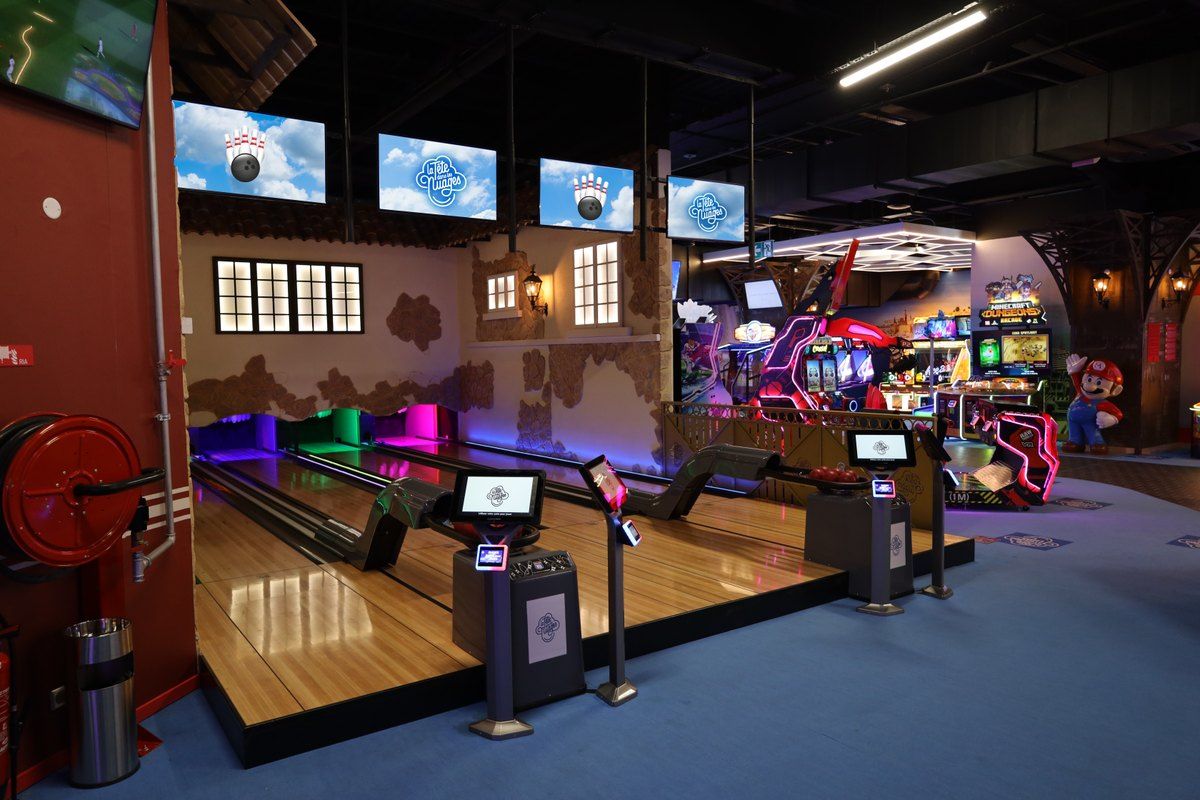 Bowling lanes and arcade games at La Tête dans les Nuages in the CAP3000 shopping centre