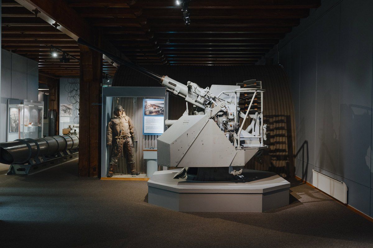 An anti-aircraft gun and a uniformed figure in the naval-war exhibition at the Armed Forces Museum, Akershus Fortress
