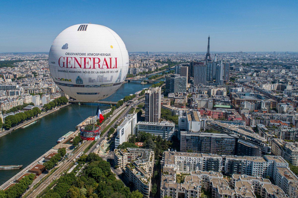 The Ballon de Paris above the Parc André Citroën, with the Seine and the Eiffel Tower