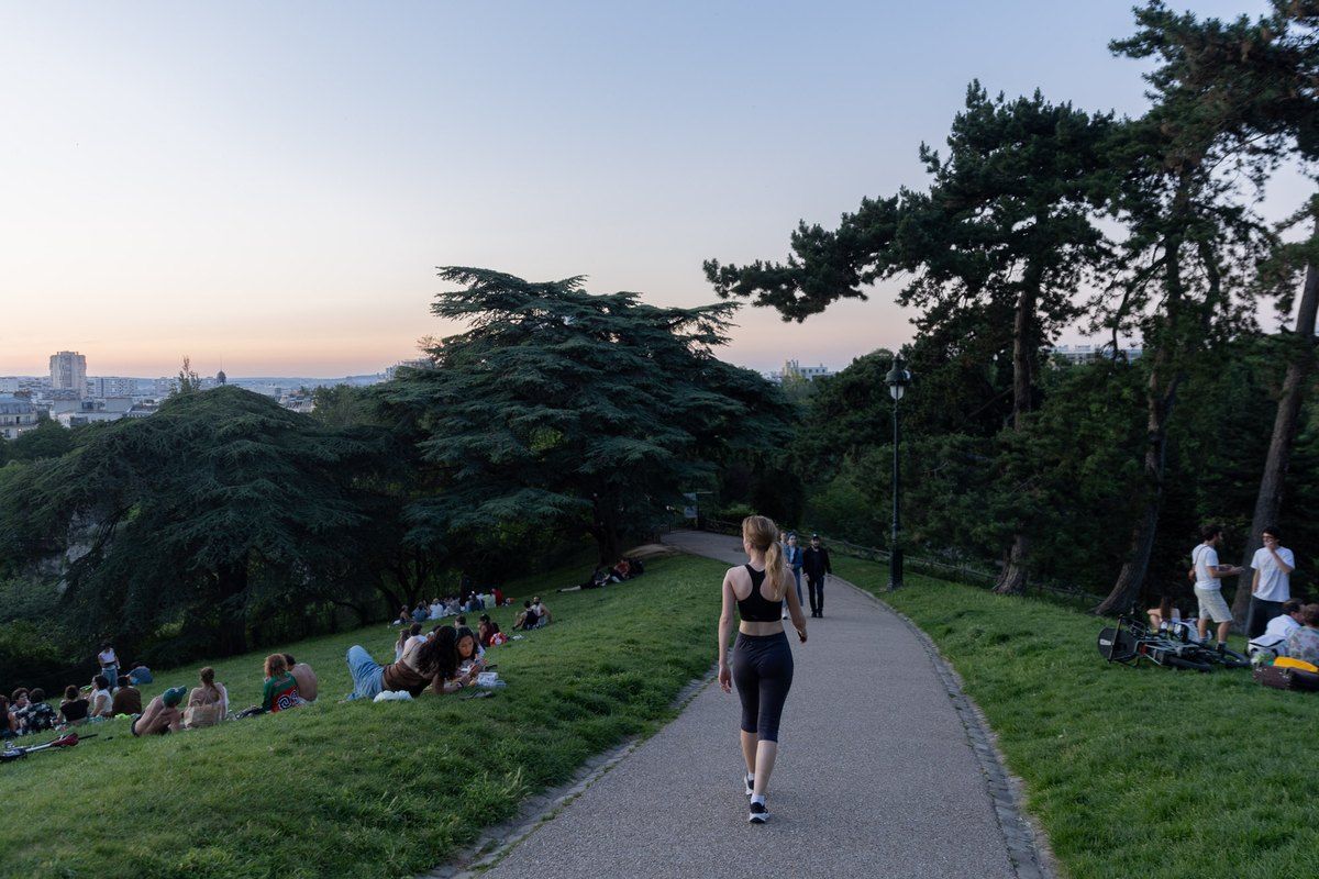Parc des Buttes-Chaumont at dusk