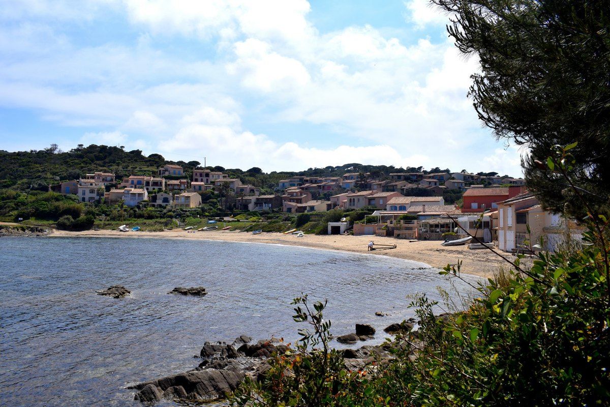 The sheltered cove of Bonne Terrasse with its beach and houses, Ramatuelle