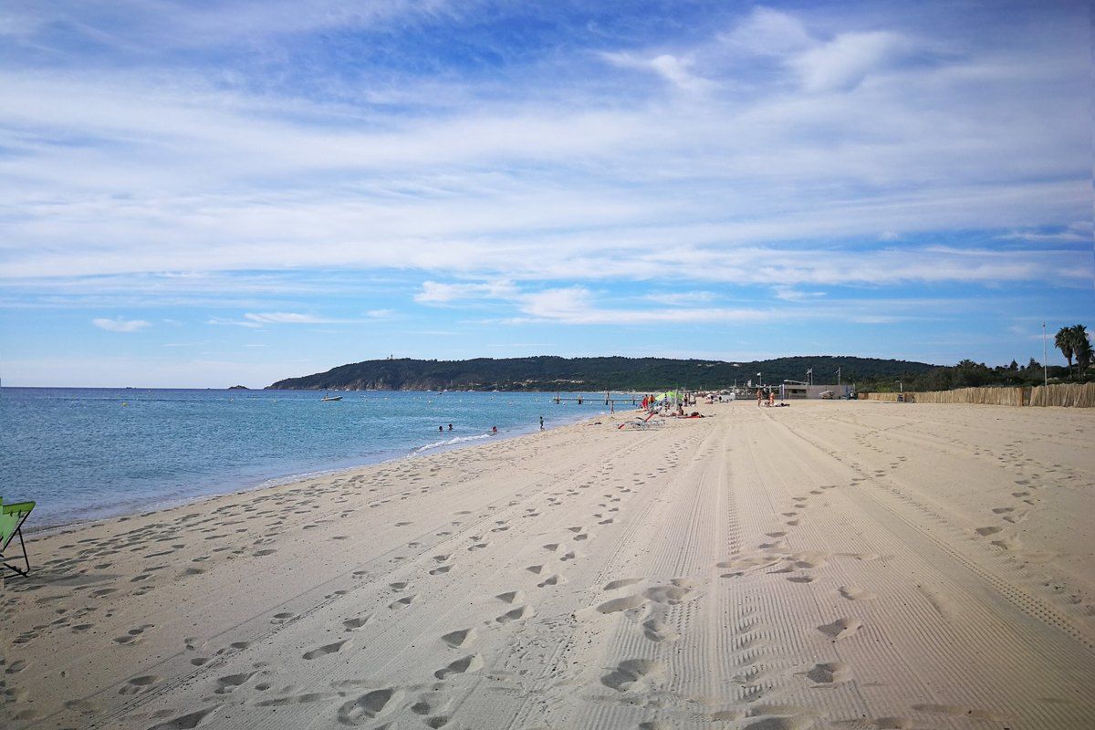 The long sandy curve of the Plage de Pampelonne and its clear water, Ramatuelle