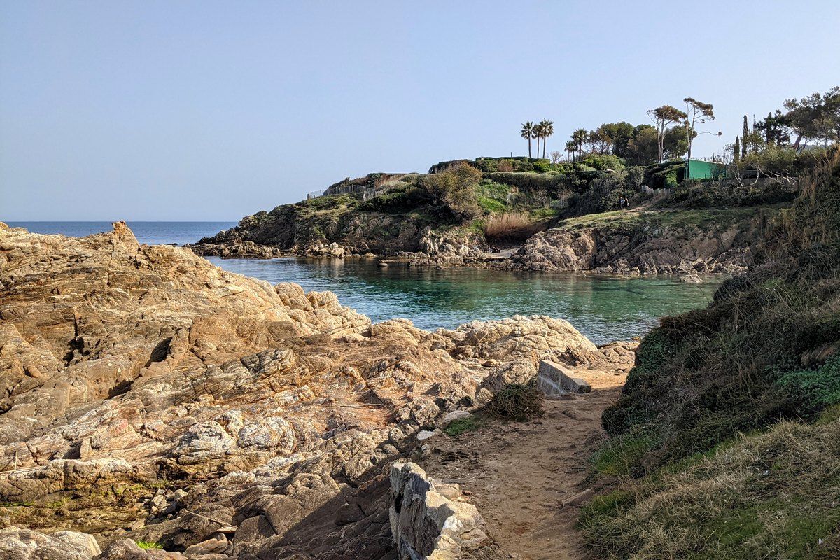 Rocks and a small green cove on the coastal path at Bonne Terrasse, Ramatuelle