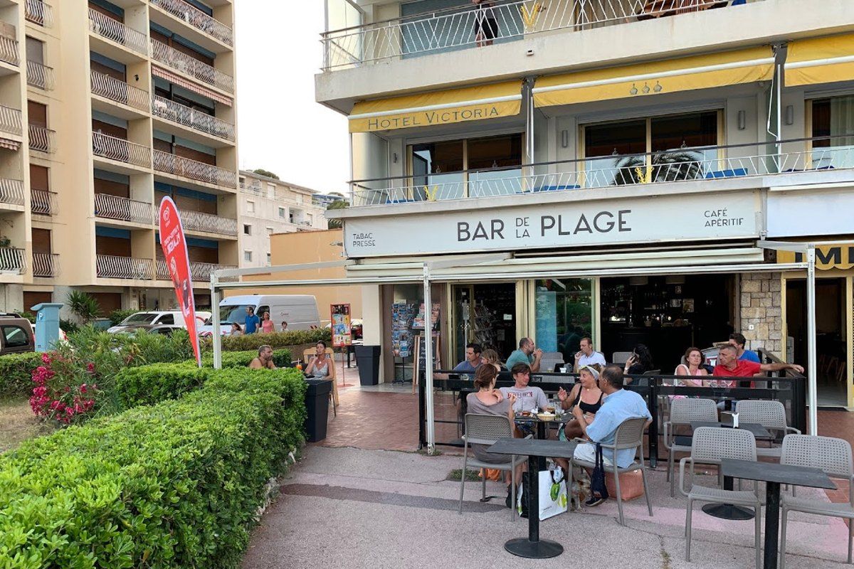People at the terrace tables of the Bar de la Plage on the Promenade du Cap, Roquebrune-Cap-Martin