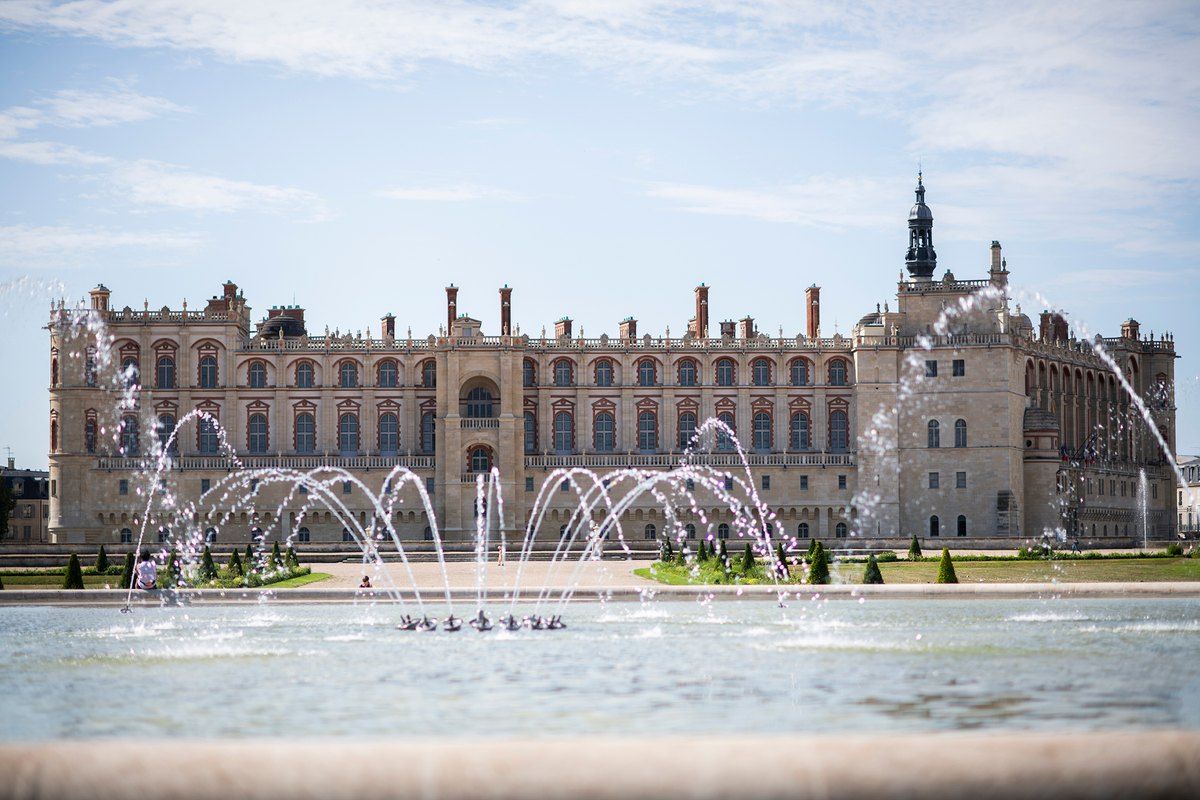 The château of Saint-Germain-en-Laye, home of the Musée d'Archéologie nationale, behind the jets of the Grand Bassin