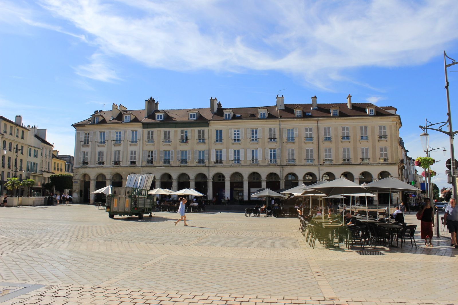 A square with café terraces in Saint-Germain-en-Laye