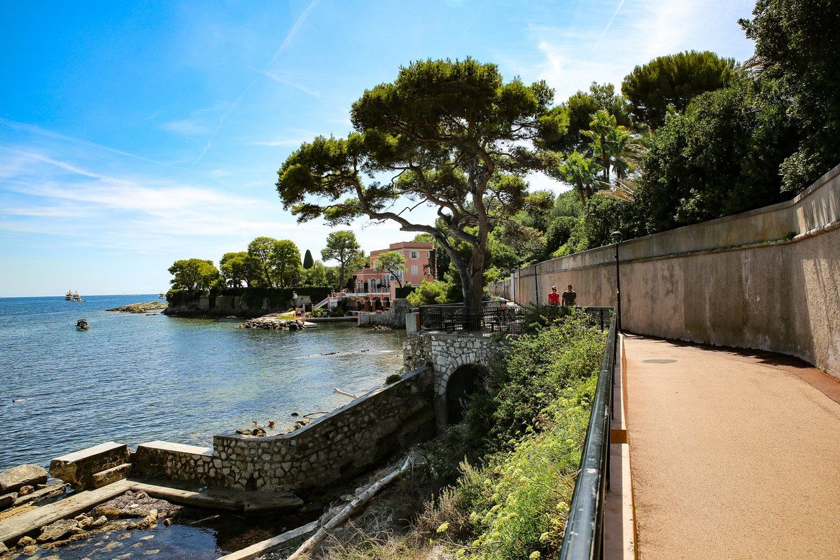 The Promenade Maurice Rouvier along the Baie des Fourmis between Beaulieu and Saint-Jean-Cap-Ferrat