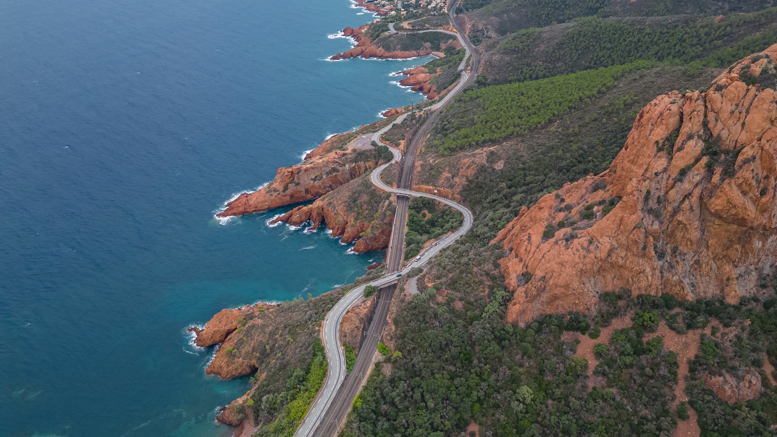 The coast road winding along the Esterel cliffs above the sea