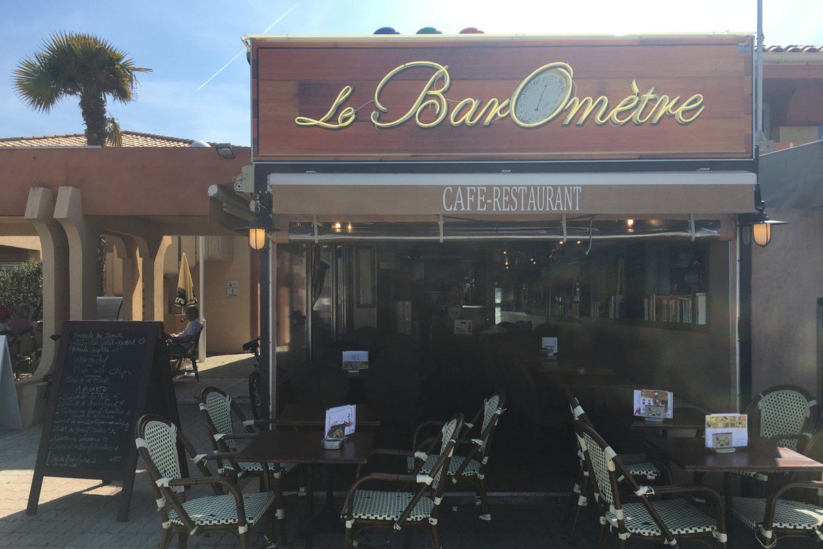 The front and terrace of Le Baromètre café-restaurant on the Santa Lucia harbour