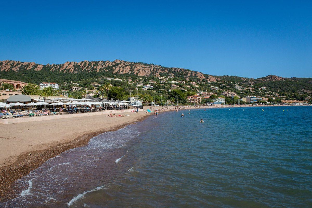 Plage d'Agay: a long sandy beach under the red rocks of the Estérel