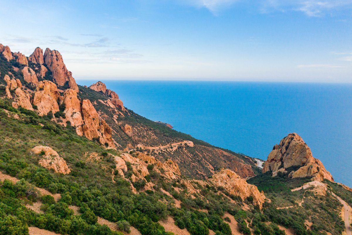 The red crags of the Estérel above the sea, seen from the Rocher Saint-Barthélemy trail