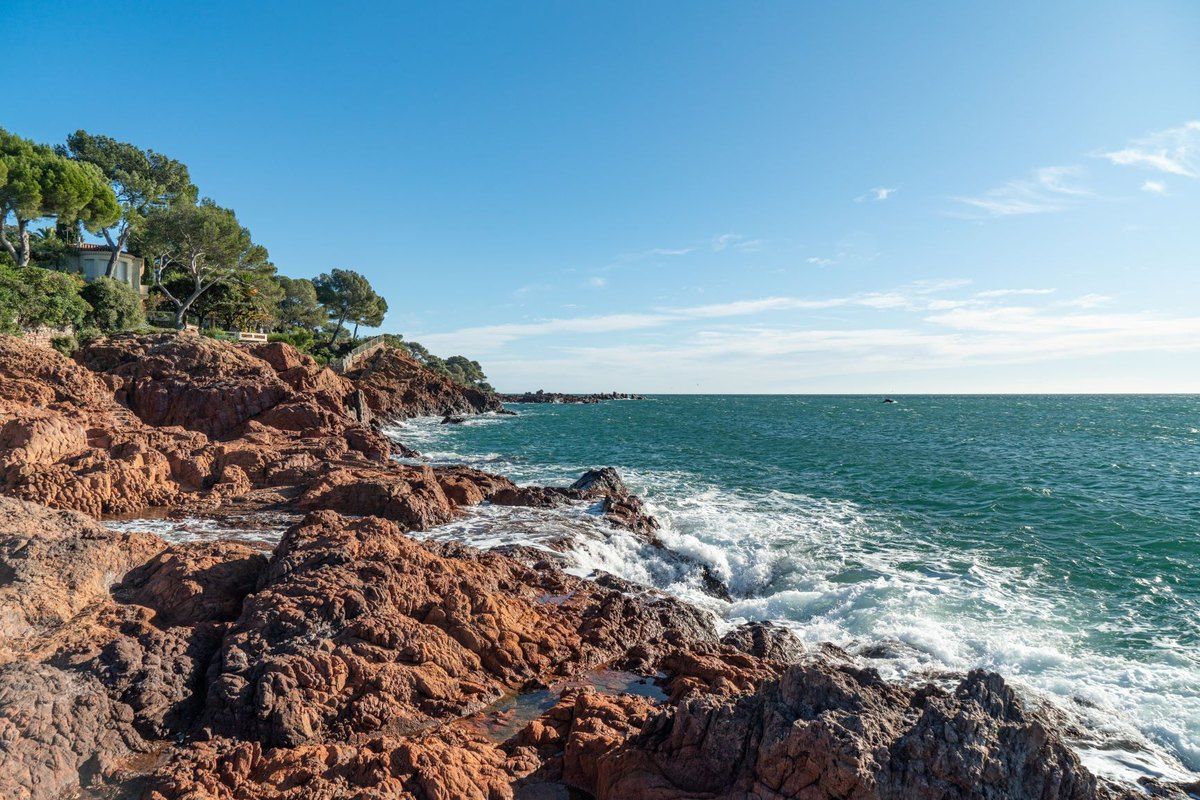 Red porphyry rocks, pines and breaking waves on the Saint-Raphaël coastal path