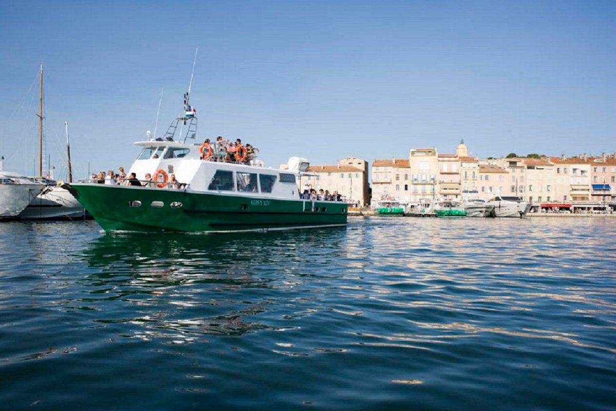 A green-hulled Bateaux Verts boat leaving the harbour at Saint-Tropez