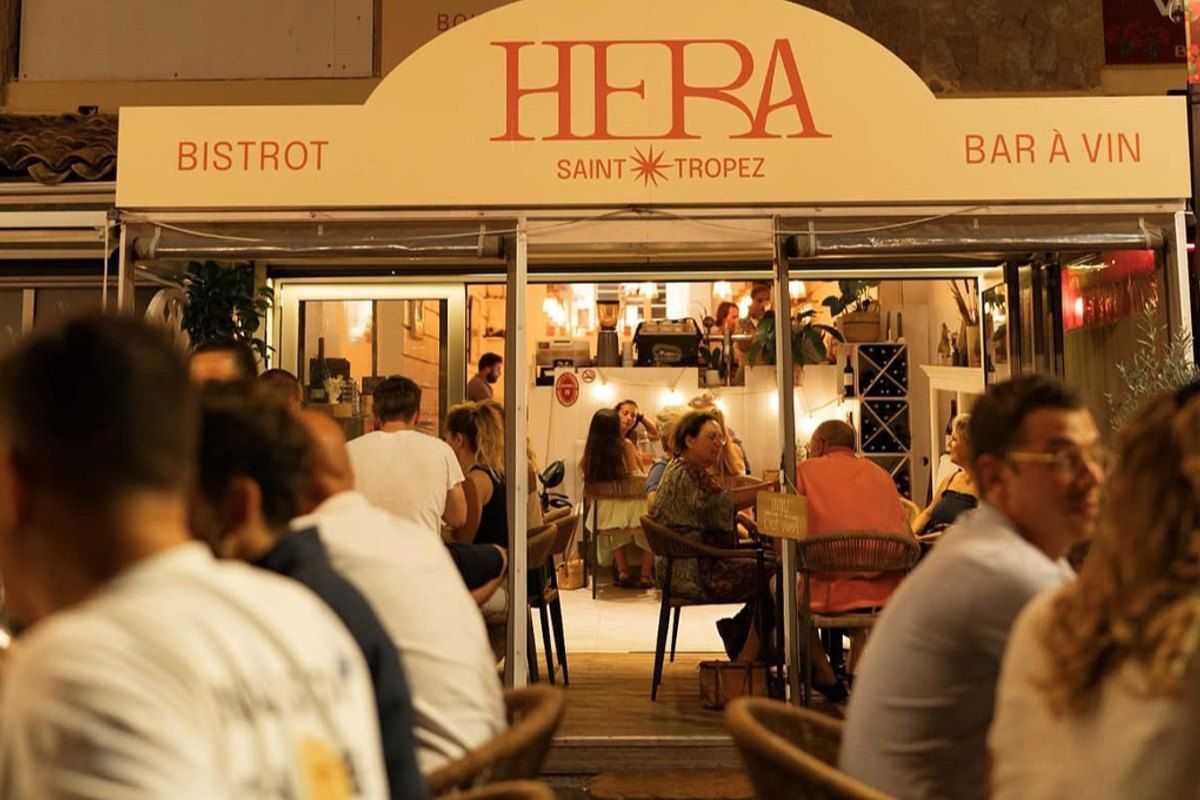 Evening on the terrace of Hera, bistrot and wine bar on the quai de l'Épi, Saint-Tropez