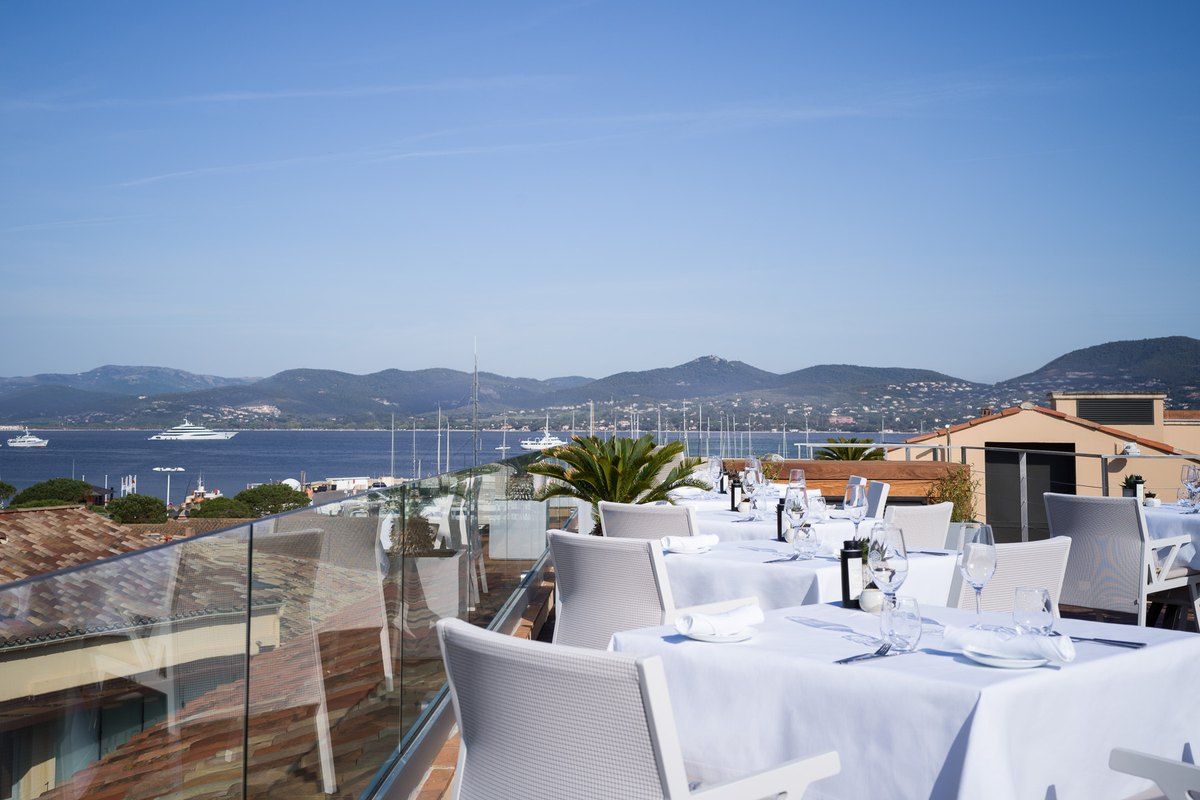 Tables on the Les Toits rooftop of the Hôtel de Paris, overlooking the port and the gulf of Saint-Tropez