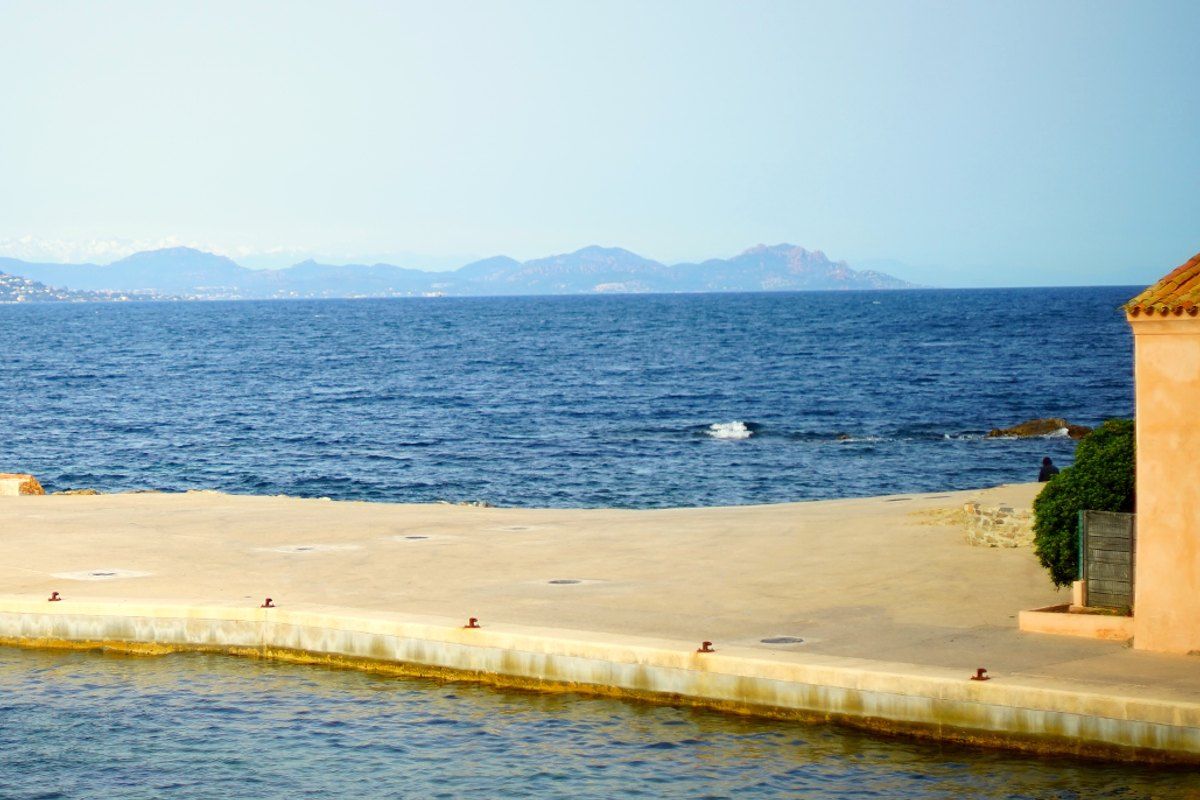The old stone quay at La Ponche running out into the gulf of Saint-Tropez