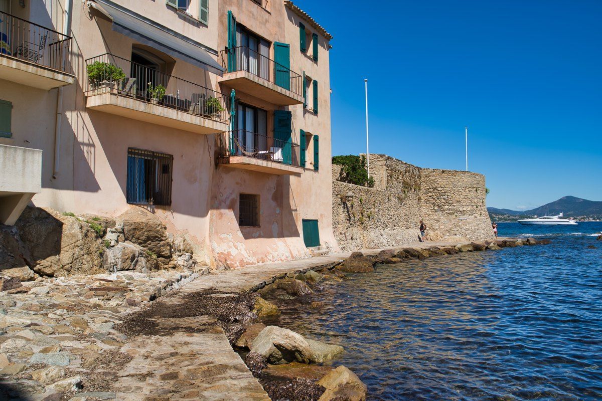 Pastel fishermen's houses and the old sea wall at La Ponche, where the coastal path leaves Saint-Tropez