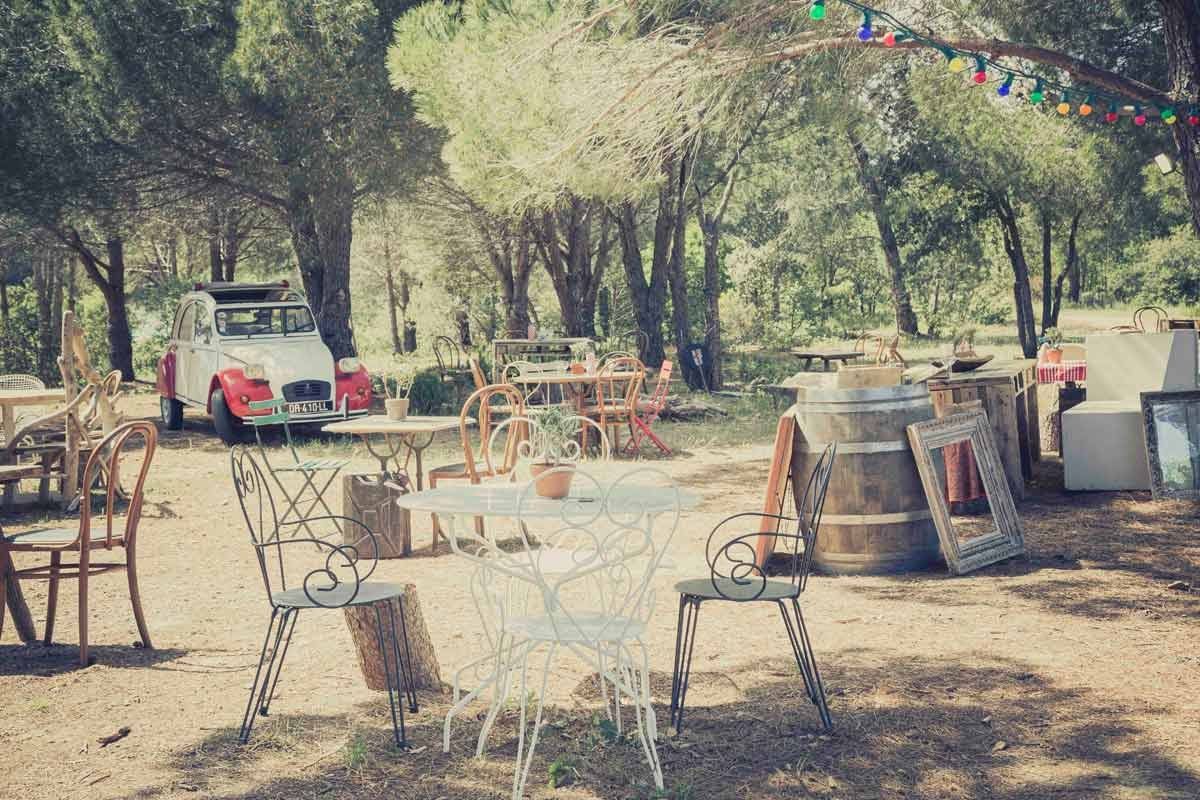 Bistro chairs, wine barrels and a vintage 2CV under the pines at Capello in Sainte-Maxime